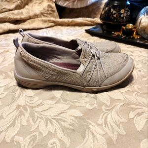 🐿️🍂🐿️ Beautiful Skechers Tan Floral Embossed Strappy Loafer Sneakers - 7.5M